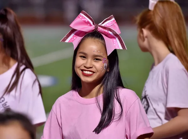 Cute Asian American Cheerleader Apresentando Jogo Futebol Ensino Médio — Fotografia de Stock