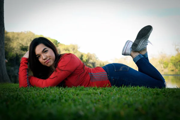 若い女子高生シニアポーズのためにシニア写真で美しい公園の設定 — ストック写真