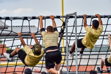 Engelli bir pistte yarışan gençler
