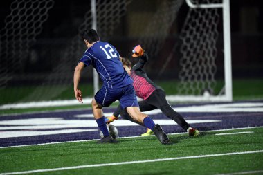 Atletik çocuk bir futbol maçı sırasında inanılmaz oyunlar yapıyor. Yoğun futbol yarışması