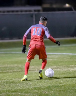 Atletik çocuk bir futbol maçı sırasında inanılmaz oyunlar yapıyor. Yoğun futbol yarışması