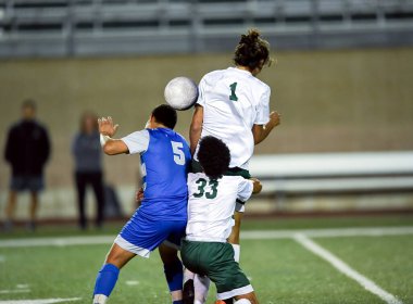 Atletik çocuk bir futbol maçı sırasında inanılmaz oyunlar yapıyor. Yoğun futbol yarışması