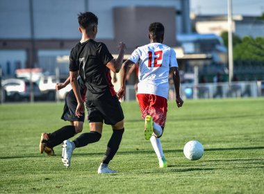 Atletik çocuk bir futbol maçı sırasında inanılmaz oyunlar yapıyor. Yoğun futbol yarışması