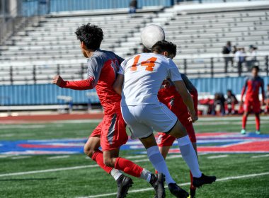 Atletik çocuk bir futbol maçı sırasında inanılmaz oyunlar yapıyor. Yoğun futbol yarışması