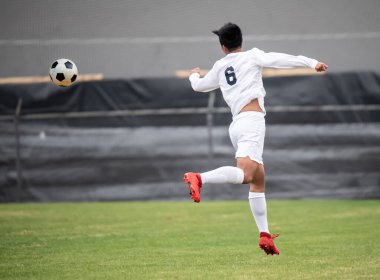 Atletik çocuk bir futbol maçı sırasında inanılmaz oyunlar yapıyor. Yoğun futbol yarışması