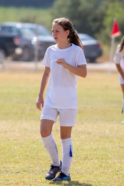 Młoda Atrakcyjna Sportowiec Dziewczyna Gra Piłkę Nożną Grze — Zdjęcie stockowe
