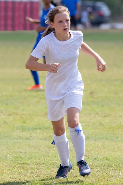 Junge Attraktive Athletische Mädchen Spielen Fußball Einem Spiel — Stockfoto