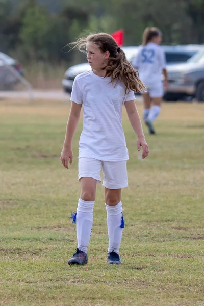 Mladý Atraktivní Atletický Dívka Hrát Fotbal Hře — Stock fotografie