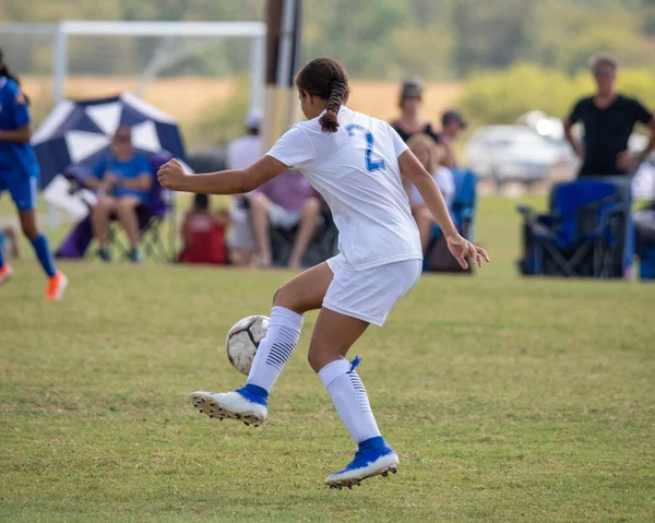 Giovane Ragazza Atletica Attraente Che Gioca Calcio Gioco — Foto Stock