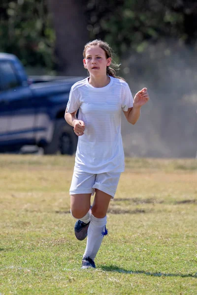 Νεαρή Ελκυστική Αθλητική Κοπέλα Που Παίζει Ποδόσφαιρο Ένα Παιχνίδι — Φωτογραφία Αρχείου