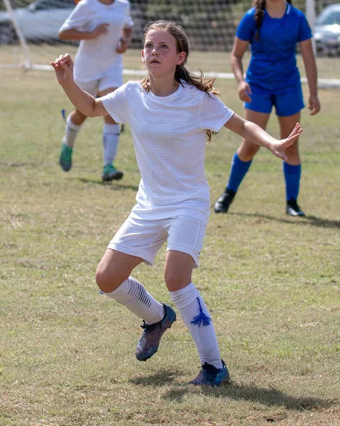 Junge Attraktive Athletische Mädchen Spielen Fußball Einem Spiel — Stockfoto