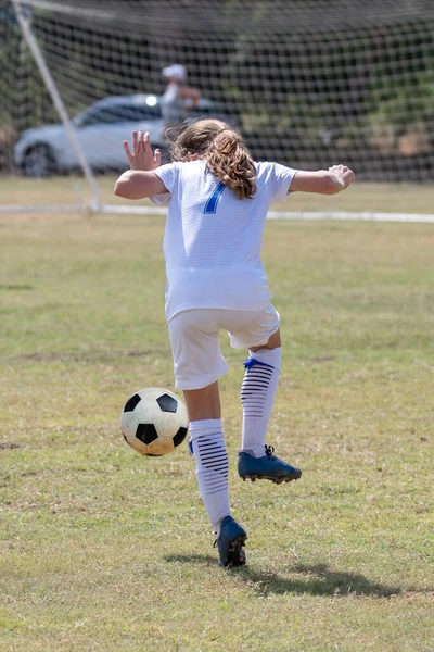 Genç Çekici Atletik Kız Bir Oyunda Futbol Oynuyor — Stok fotoğraf