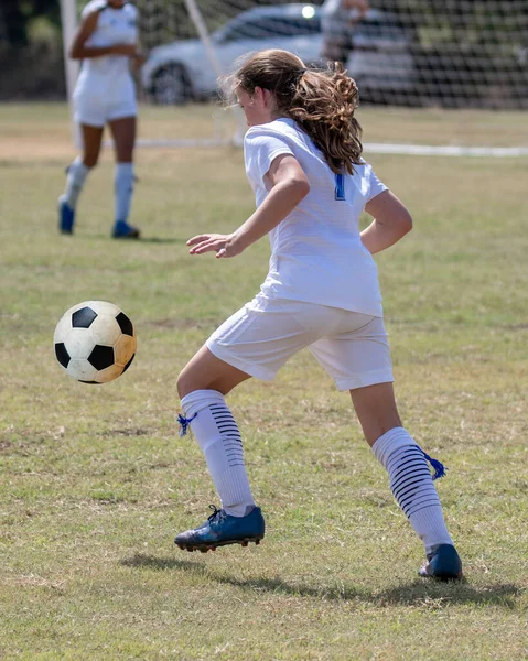 Junge Attraktive Athletische Mädchen Spielen Fußball Einem Spiel — Stockfoto