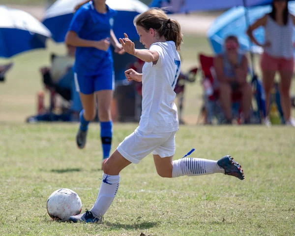 Νεαρή Ελκυστική Αθλητική Κοπέλα Που Παίζει Ποδόσφαιρο Ένα Παιχνίδι — Φωτογραφία Αρχείου