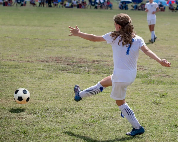 Junge Attraktive Athletische Mädchen Spielen Fußball Einem Spiel — Stockfoto