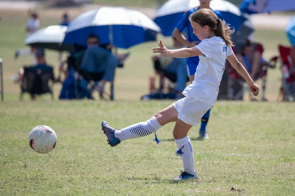 Giovane Ragazza Atletica Attraente Che Gioca Calcio Gioco — Foto Stock