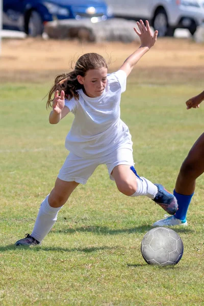 Giovane Ragazza Atletica Attraente Che Gioca Calcio Gioco — Foto Stock