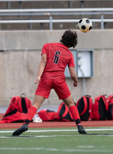 Ragazzo Atletico Che Giochi Incredibili Durante Una Partita Calcio Intensa — Foto Stock