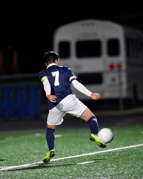 Ragazzo Atletico Che Giochi Incredibili Durante Una Partita Calcio Intensa — Foto Stock