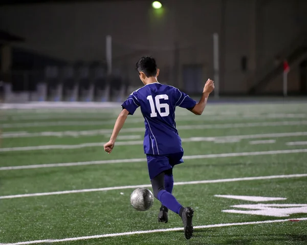 Menino Atlético Fazendo Jogadas Incríveis Durante Jogo Futebol Competição Intensa — Fotografia de Stock