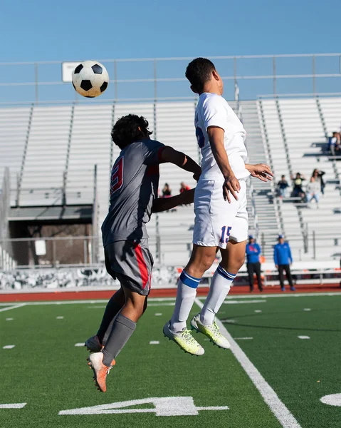 サッカーの試合中に素晴らしいプレーをするアスレティックボーイ 激しいサッカー大会 — ストック写真