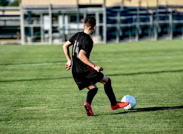 Ragazzo Atletico Che Giochi Incredibili Durante Una Partita Calcio Intensa — Foto Stock