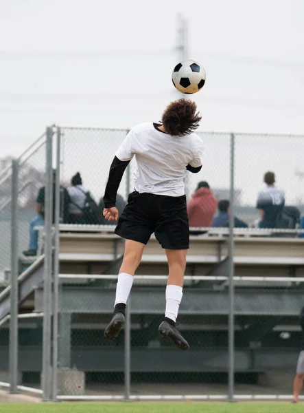 Atletik Çocuk Bir Futbol Maçı Sırasında Inanılmaz Oyunlar Yapıyor Yoğun — Stok fotoğraf