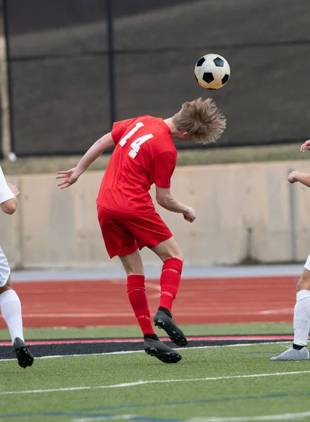 Een Atletische Jongen Die Geweldig Speelt Tijdens Een Voetbalwedstrijd Intense — Stockfoto