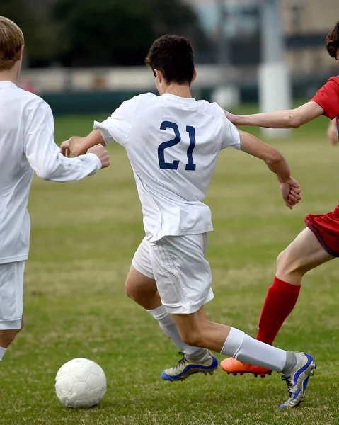 Atletik Çocuk Bir Futbol Maçı Sırasında Inanılmaz Oyunlar Yapıyor Yoğun — Stok fotoğraf