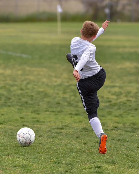 Atletik Çocuk Bir Futbol Maçı Sırasında Inanılmaz Oyunlar Yapıyor Yoğun — Stok fotoğraf