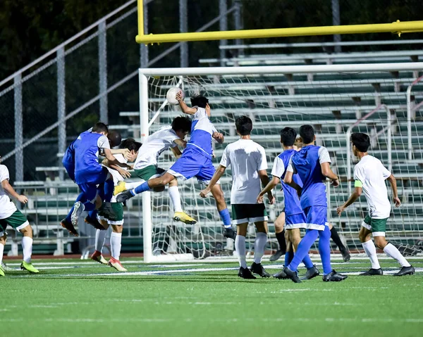 Ragazzo Atletico Che Giochi Incredibili Durante Una Partita Calcio Intensa — Foto Stock