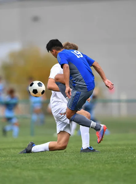 Menino Atlético Fazendo Jogadas Incríveis Durante Jogo Futebol Competição Intensa — Fotografia de Stock