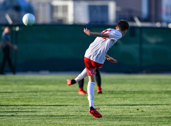 Athletischer Junge Der Erstaunliche Spiele Während Eines Fußballspiels Macht Intensive — Stockfoto