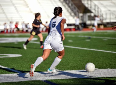 Bir futbol maçında yarışan liseli kızlar
