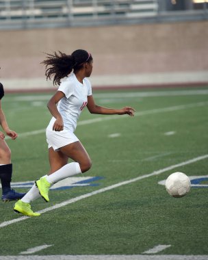 Bir futbol maçında yarışan liseli kızlar