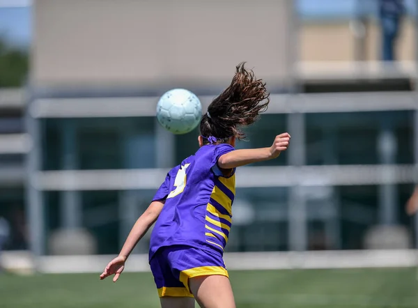 Bir Futbol Maçında Yarışan Liseli Kızlar — Stok fotoğraf