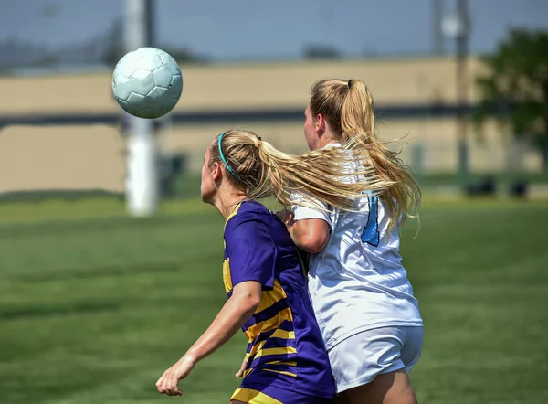 Bir Futbol Maçında Yarışan Liseli Kızlar — Stok fotoğraf