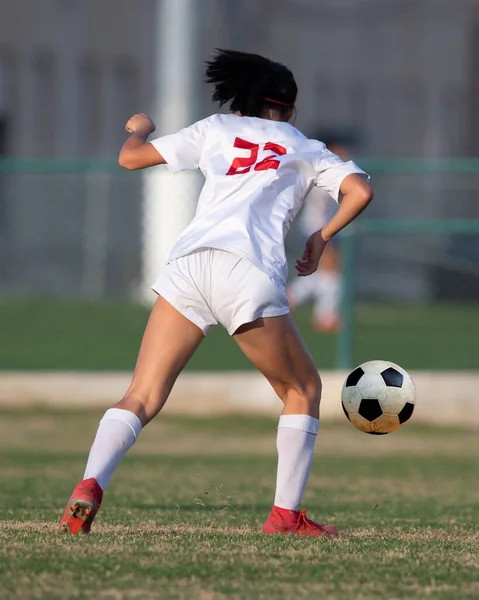 Bir Futbol Maçında Yarışan Liseli Kızlar — Stok fotoğraf