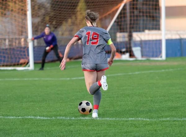 高校生の女の子はサッカーの試合で競争 — ストック写真