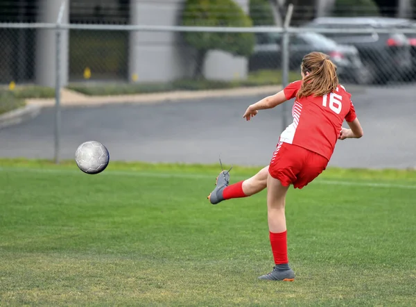 Videregående Jenter Konkurrerer Fotballkamp – stockfoto