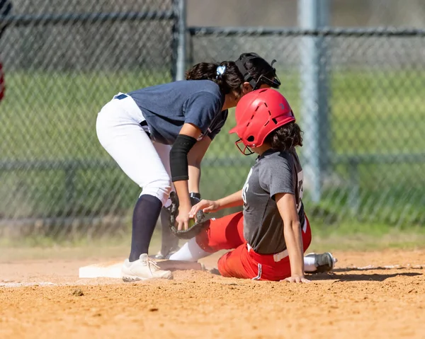 Meninas Ação Jogando Jogo Softball — Fotografia de Stock