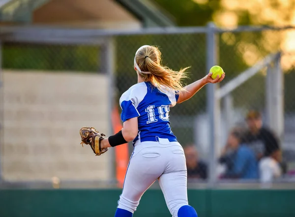 Ragazze Azione Gioco Softball — Foto Stock