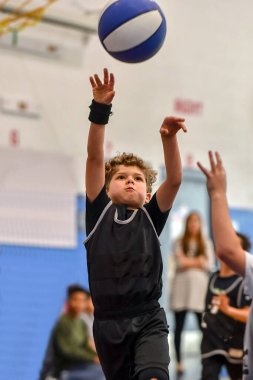 Genç sporcu çocuk maç sırasında harika basketbol oynuyor.