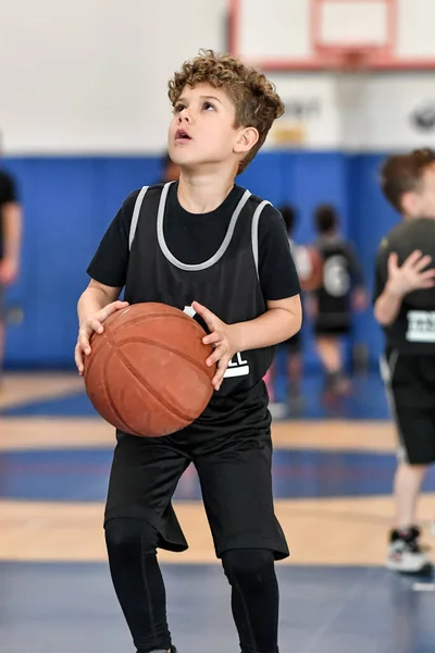 Giovane Atleta Ragazzo Facendo Grandi Giochi Basket Durante Gioco — Foto Stock