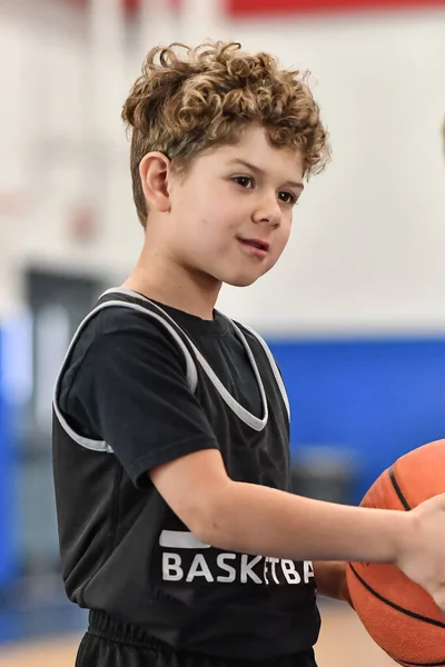 Giovane Atleta Ragazzo Facendo Grandi Giochi Basket Durante Gioco — Foto Stock