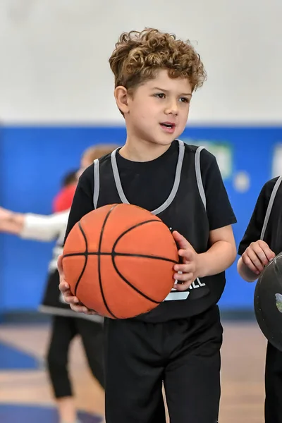 Joven Atleta Haciendo Grandes Jugadas Baloncesto Durante Juego — Foto de Stock