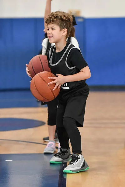 Joven Atleta Haciendo Grandes Jugadas Baloncesto Durante Juego — Foto de Stock