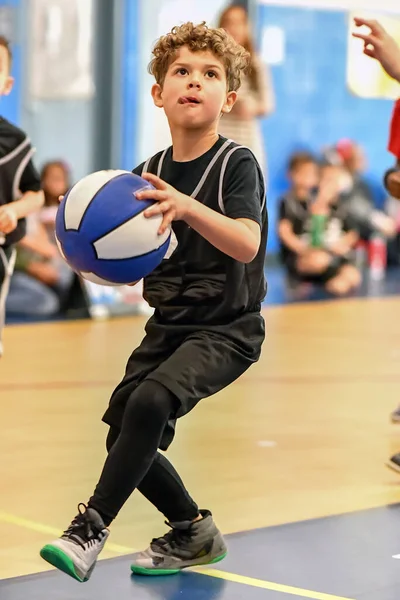 Joven Atleta Haciendo Grandes Jugadas Baloncesto Durante Juego — Foto de Stock