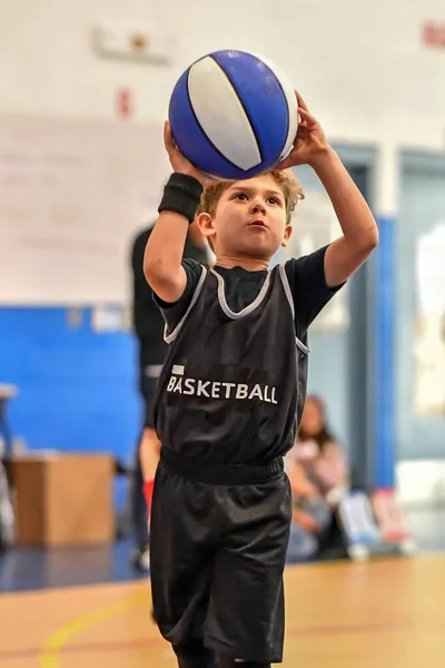 Joven Atleta Haciendo Grandes Jugadas Baloncesto Durante Juego — Foto de Stock