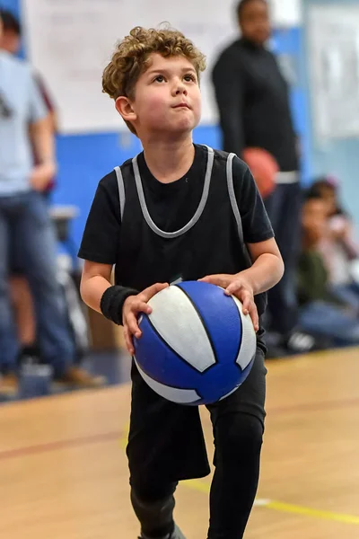 Giovane Atleta Ragazzo Facendo Grandi Giochi Basket Durante Gioco — Foto Stock